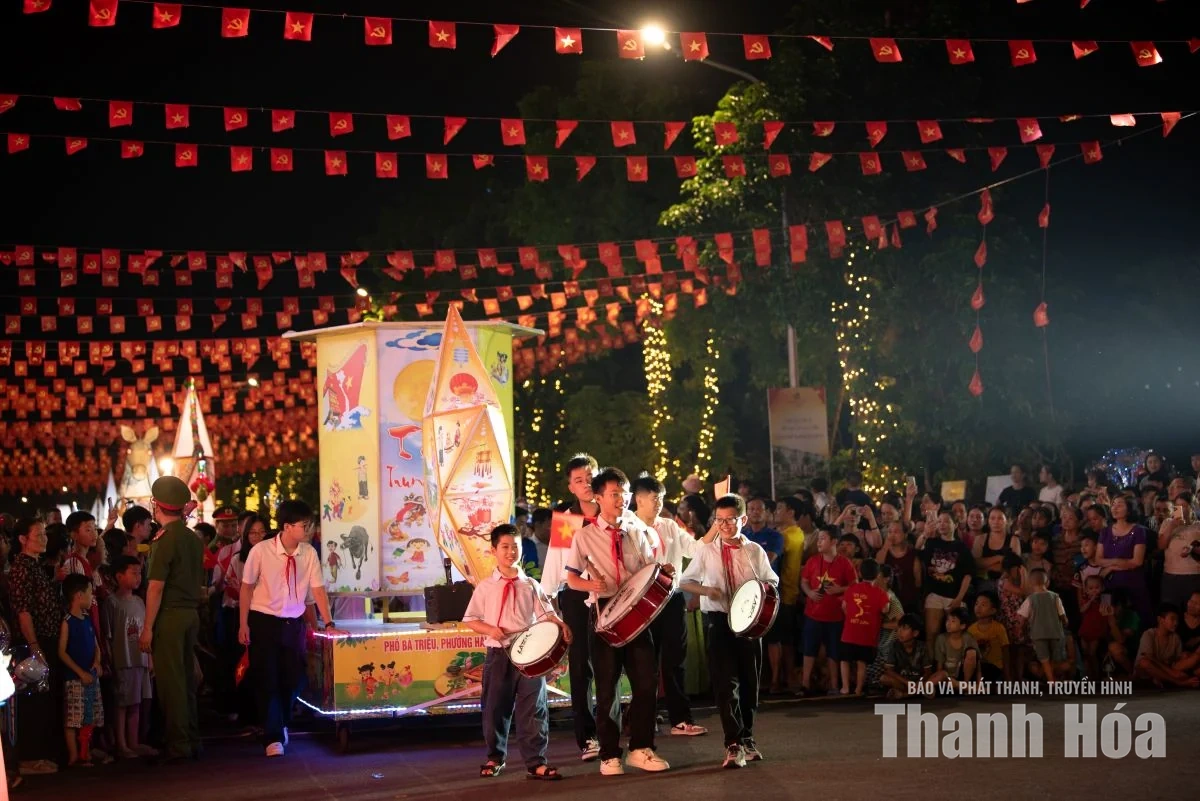 Muôn sắc lồng đèn thắp sáng mùa trăng.