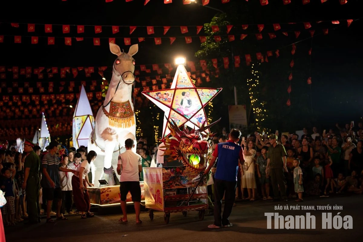 Muôn sắc lồng đèn thắp sáng mùa trăng.