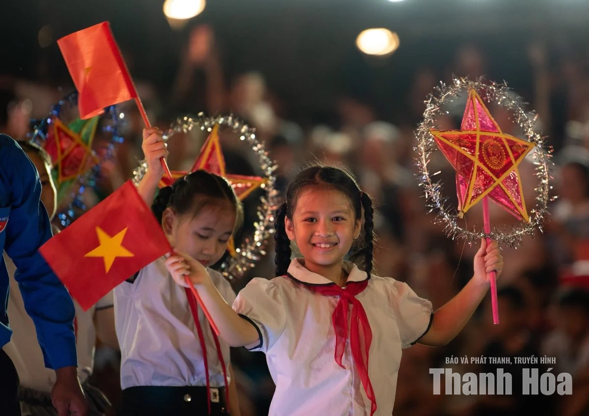 Muôn sắc lồng đèn thắp sáng mùa trăng.