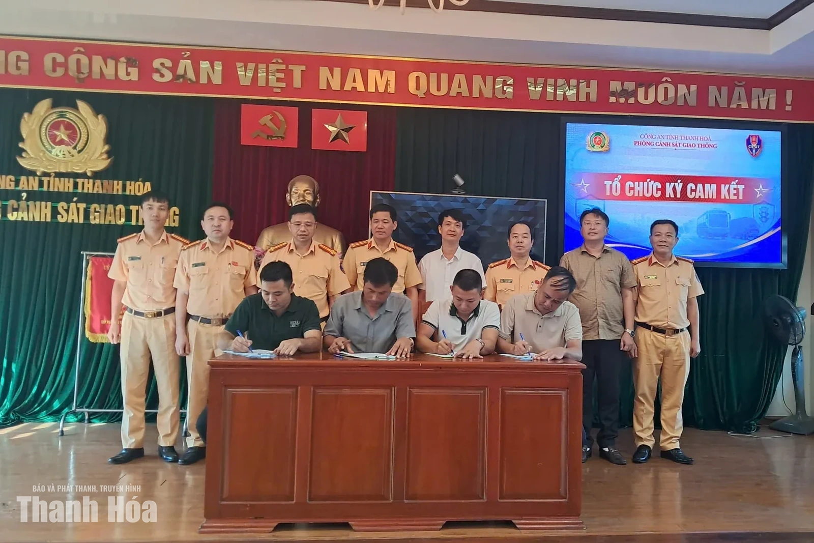 Nâng cao ý thức chấp hành pháp luật về trật tự ATGT cho doanh nghiệp kinh doanh vận tải và học sinh