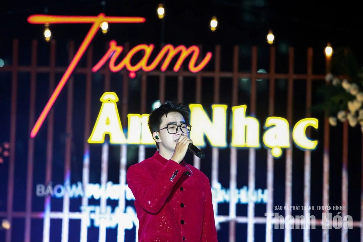 “Cả một trời thương nhớ” - Đêm nhạc đong đầy cảm xúc tại sân khấu bên hồ Báo và Phát thanh, truyền hình Thanh Hóa