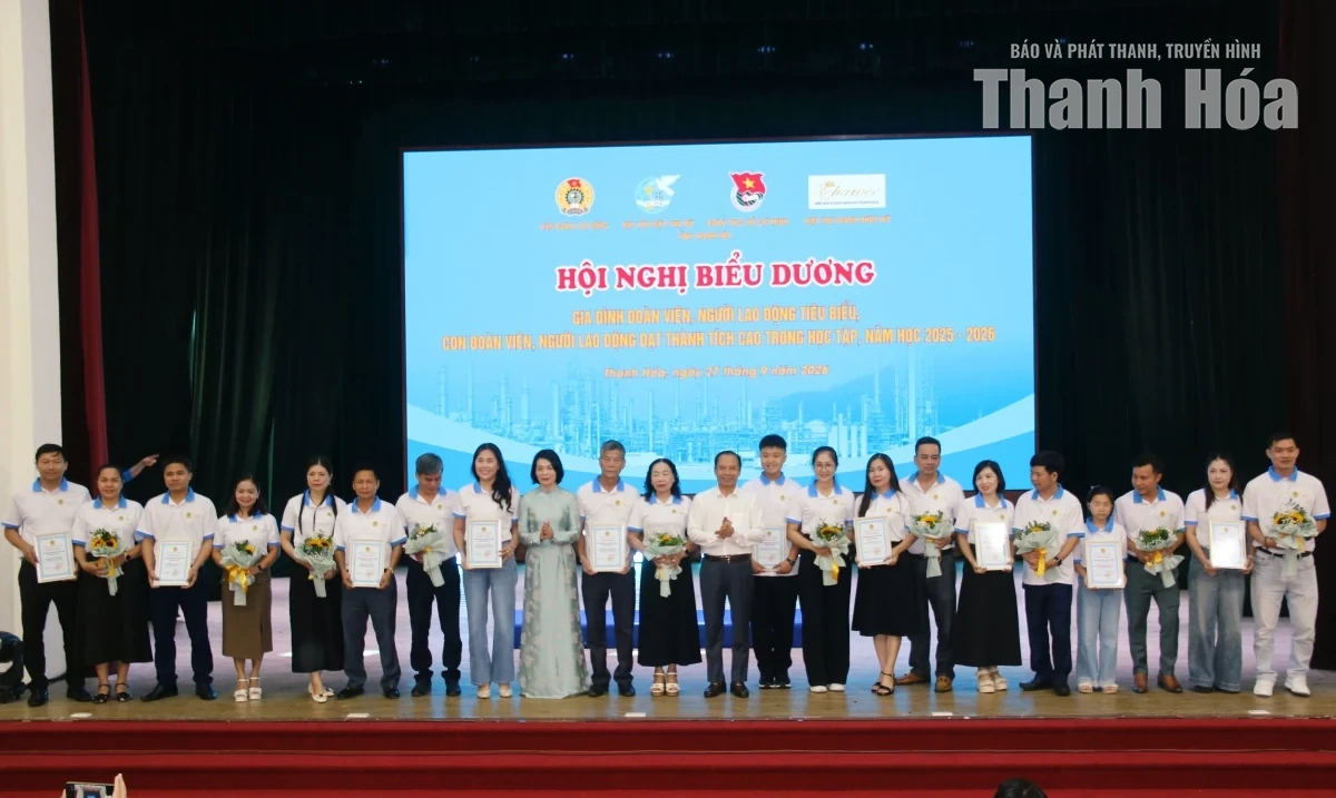 Biểu dương gia đình đoàn viên, người lao động và con đạt thành tích cao trong học tập