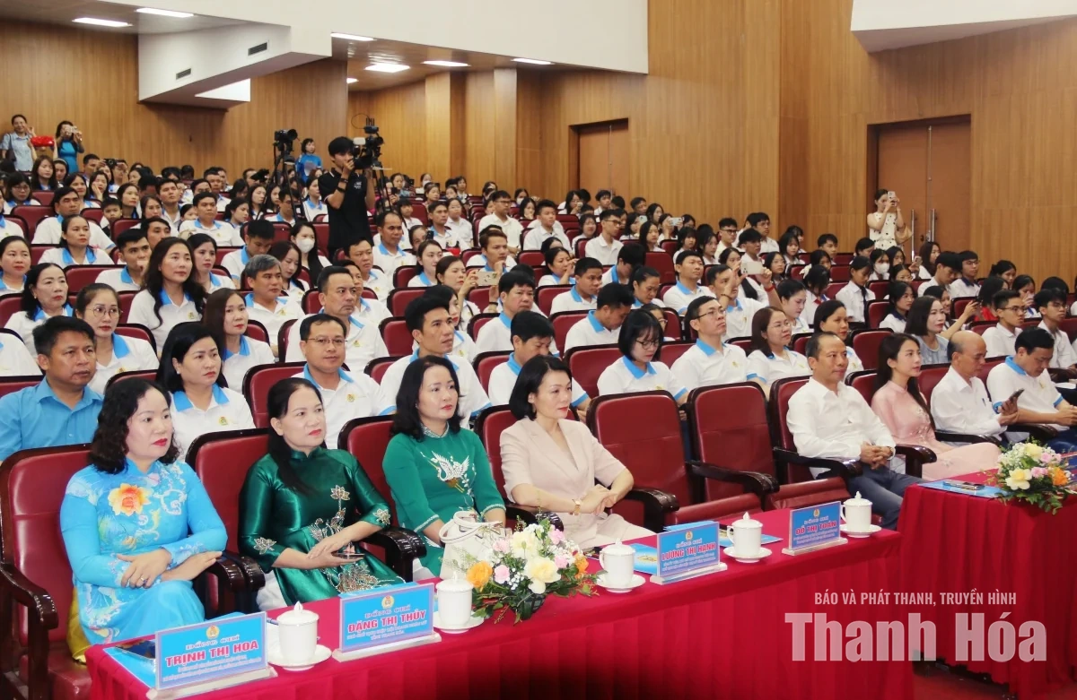Biểu dương gia đình đoàn viên, người lao động và con đạt thành tích cao trong học tập