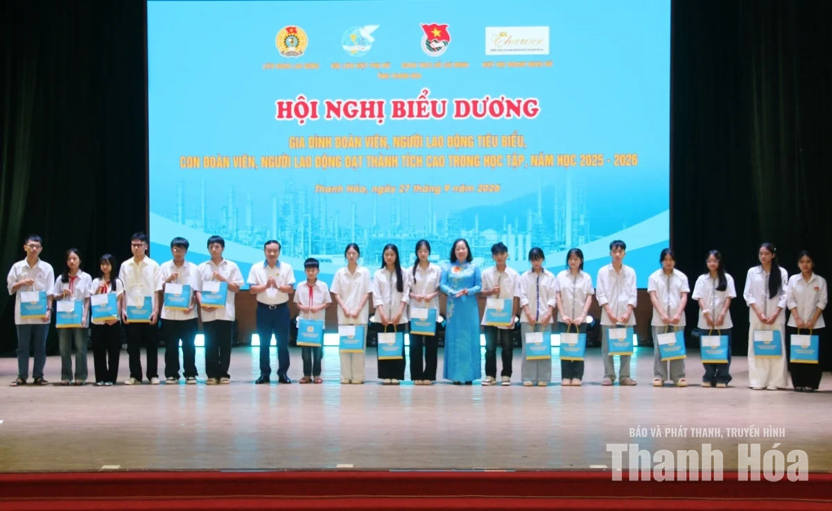Biểu dương gia đình đoàn viên, người lao động và con đạt thành tích cao trong học tập