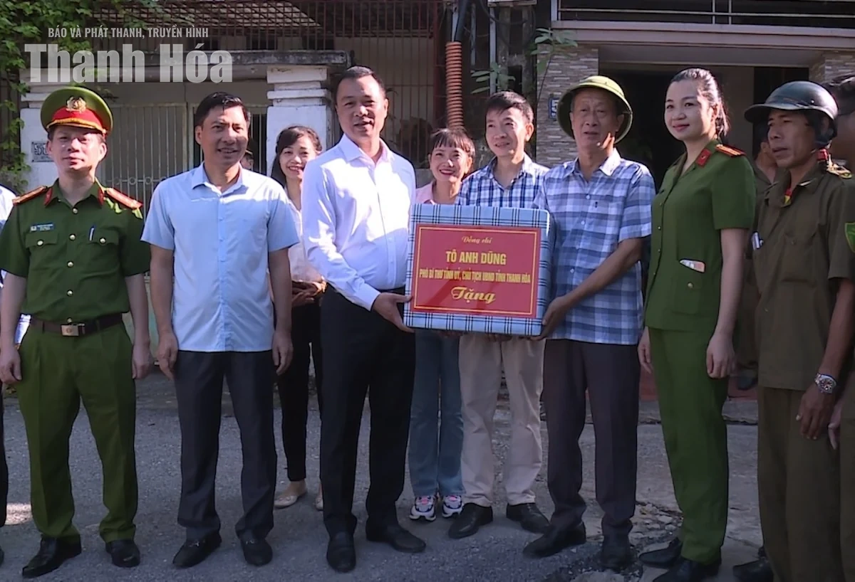 Chủ tịch UBND tỉnh Tô Anh Dũng thăm, động viên các tổ công tác thực hiện cao điểm lập lại trật tự đô thị tại phường Hạc Thành