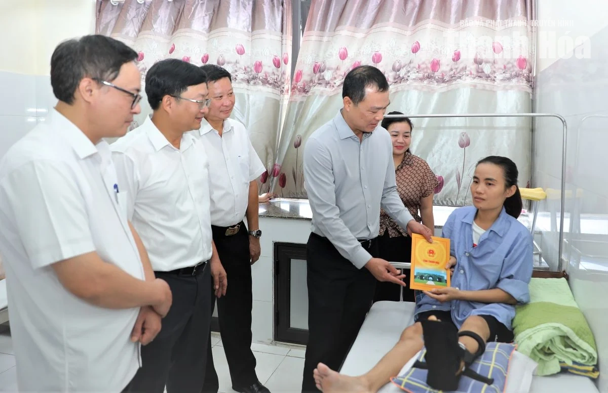 Chủ tịch UBND tỉnh Tô Anh Dũng thăm, động viên công nhân môi trường bị tai nạn khi làm nhiệm vụ