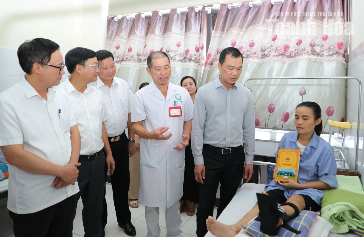 Chủ tịch UBND tỉnh Tô Anh Dũng thăm, động viên công nhân môi trường bị tai nạn khi làm nhiệm vụ