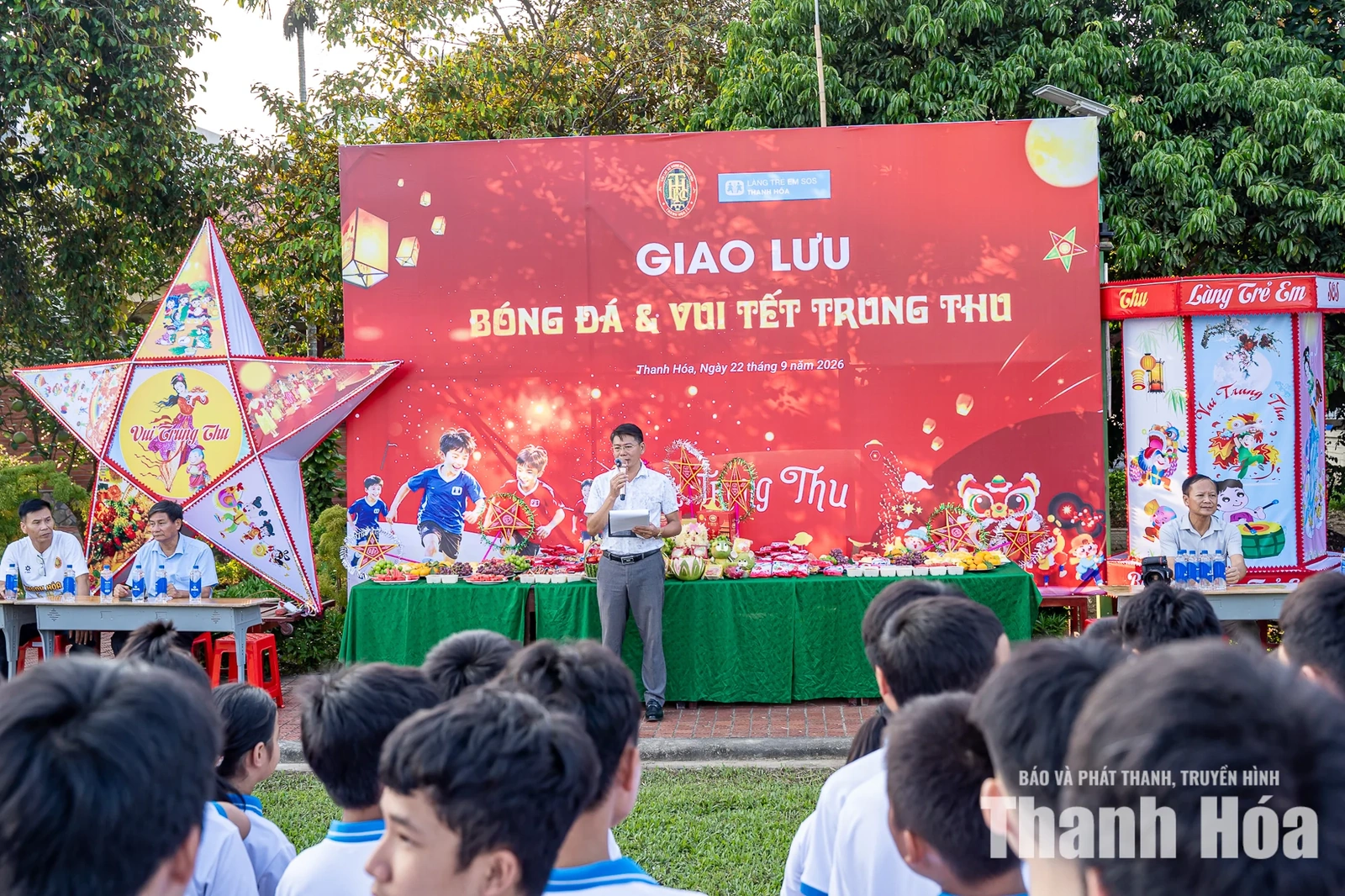 Cầu thủ CLB Bóng đá Thanh Hóa vui Trung thu cùng trẻ em Làng SOS