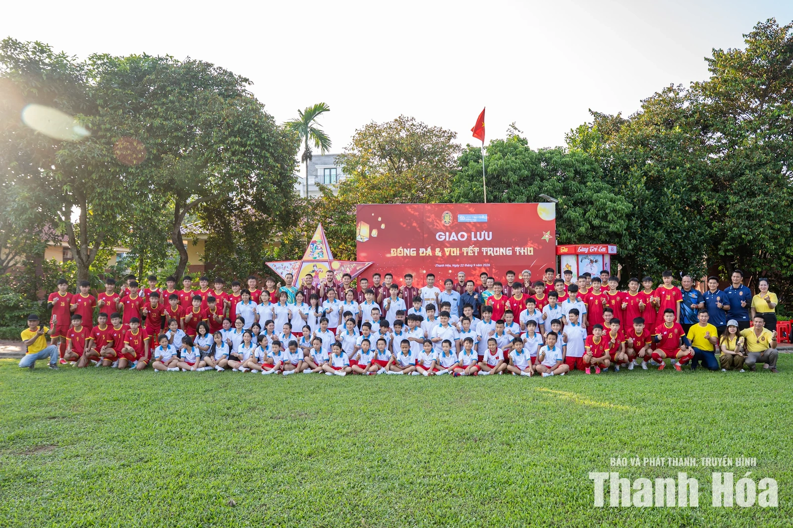 Cầu thủ CLB Bóng đá Thanh Hóa vui Trung thu cùng trẻ em Làng SOS