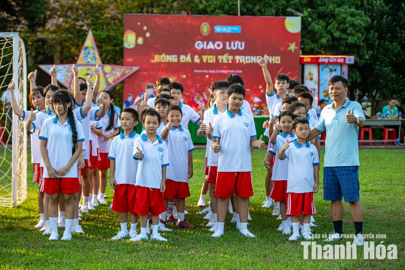 Cầu thủ CLB Bóng đá Thanh Hóa vui Trung thu cùng trẻ em Làng SOS