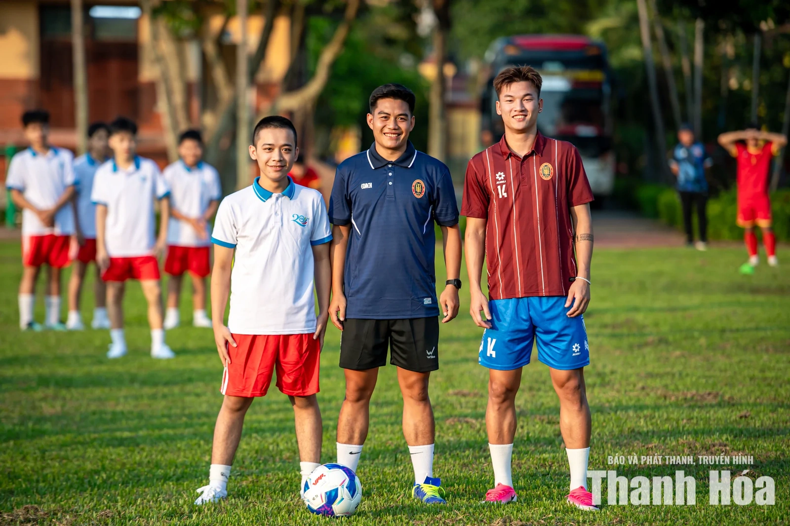Cầu thủ CLB Bóng đá Thanh Hóa vui Trung thu cùng trẻ em Làng SOS
