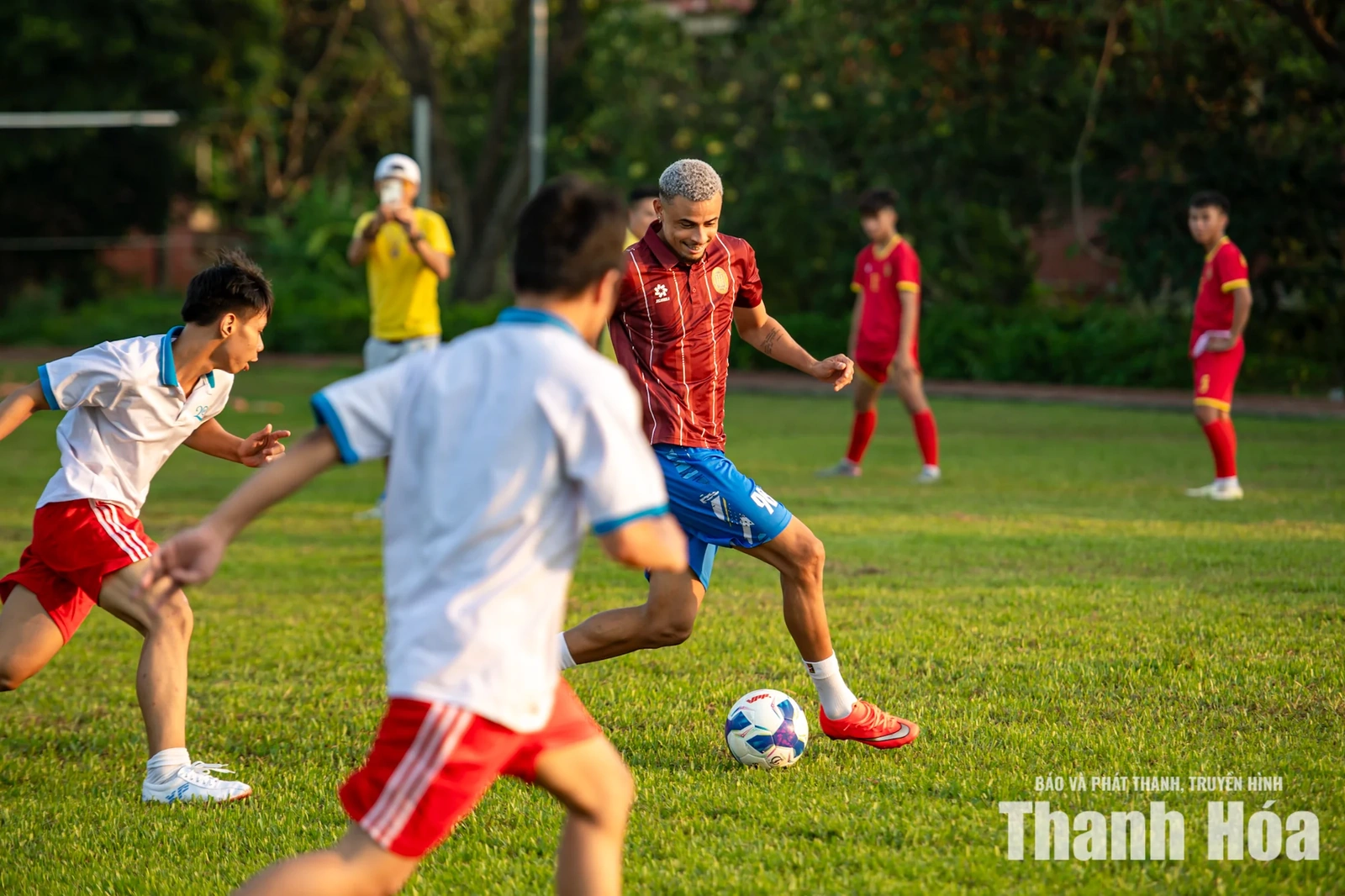 Cầu thủ CLB Bóng đá Thanh Hóa vui Trung thu cùng trẻ em Làng SOS
