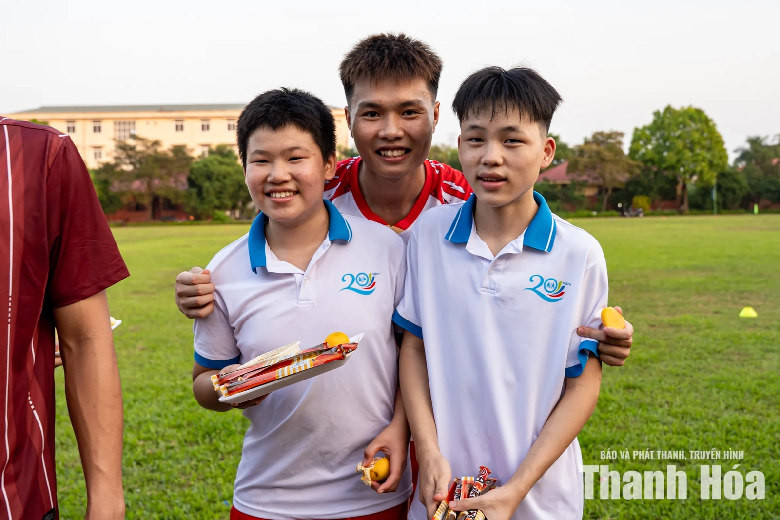 Cầu thủ CLB Bóng đá Thanh Hóa vui Trung thu cùng trẻ em Làng SOS