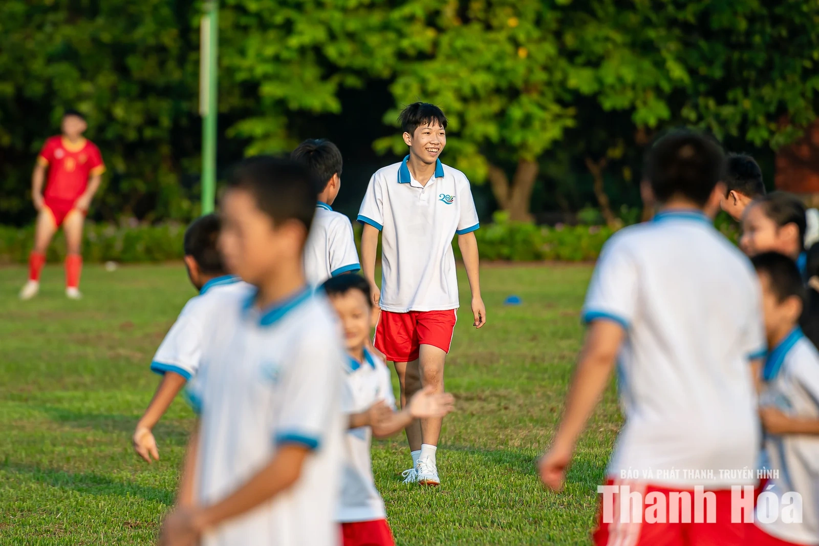 Cầu thủ CLB Bóng đá Thanh Hóa vui Trung thu cùng trẻ em Làng SOS