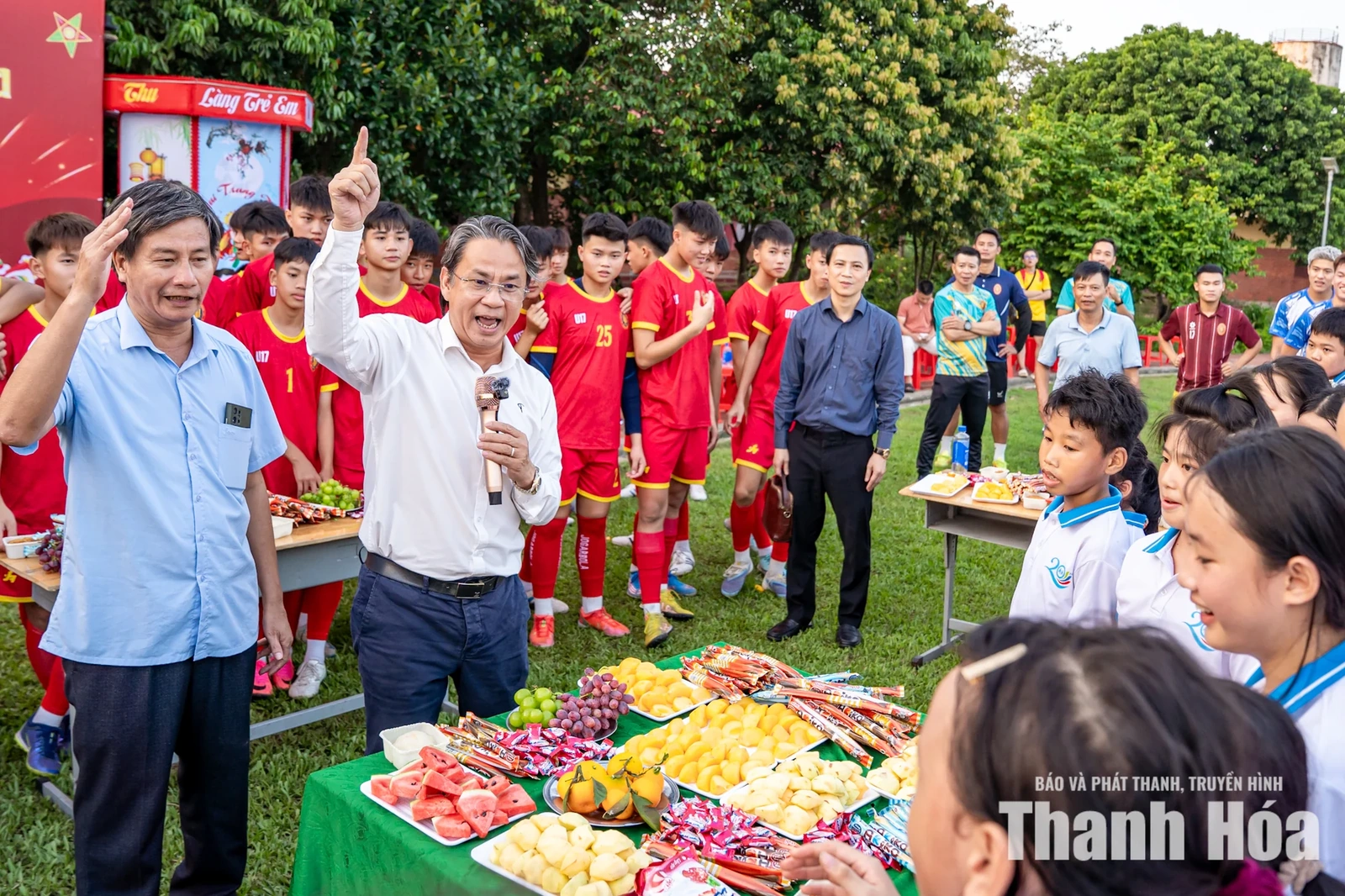 Cầu thủ CLB Bóng đá Thanh Hóa vui Trung thu cùng trẻ em Làng SOS