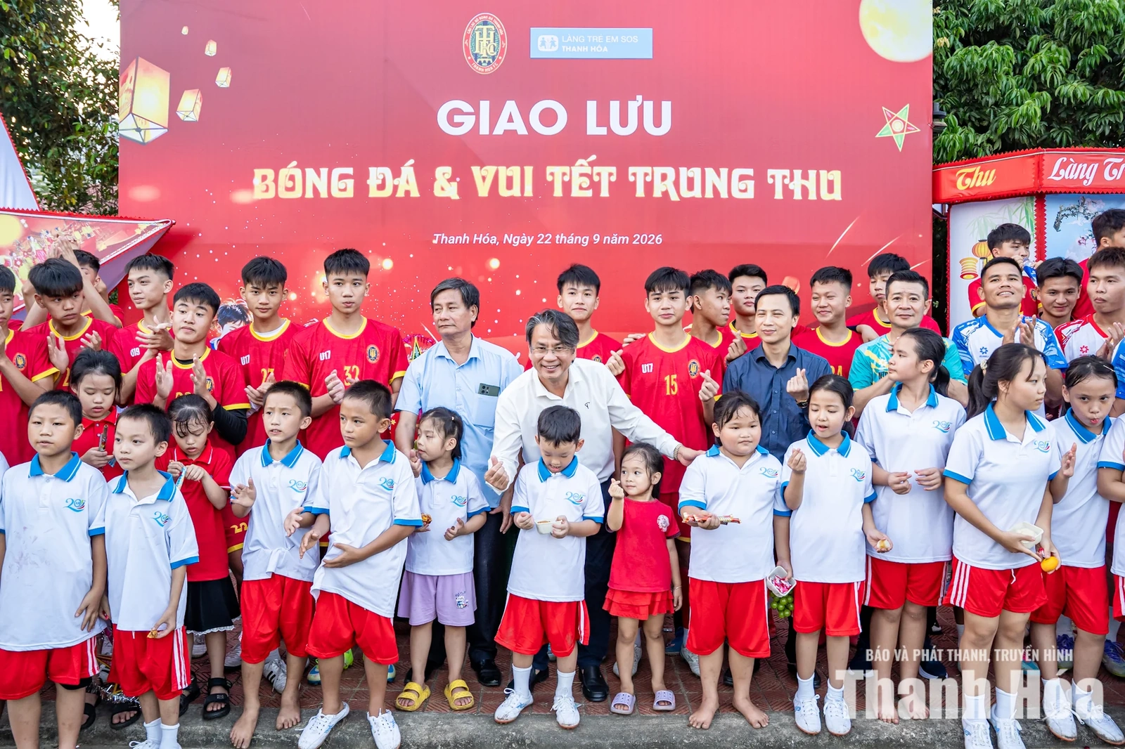 Cầu thủ CLB Bóng đá Thanh Hóa vui Trung thu cùng trẻ em Làng SOS