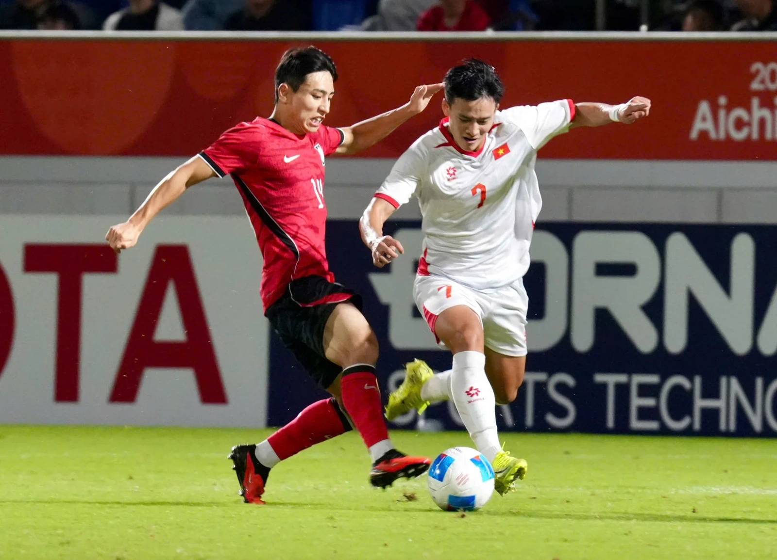 Việt Nam thắng sát nút ngày ra quân FIFA ASEAN Cup 2026; Nguy cơ sụp đổ toàn diện của Man City