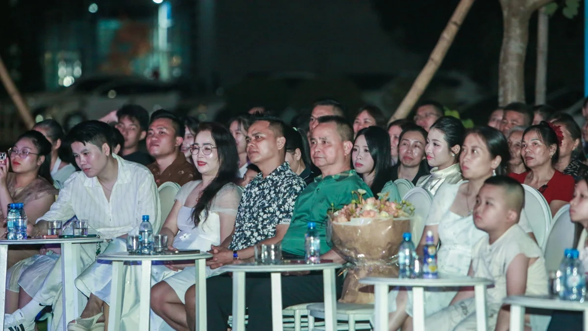 “Cả một trời thương nhớ” - Đêm nhạc đong đầy cảm xúc tại sân khấu bên hồ Báo và Phát thanh, truyền hình Thanh Hóa