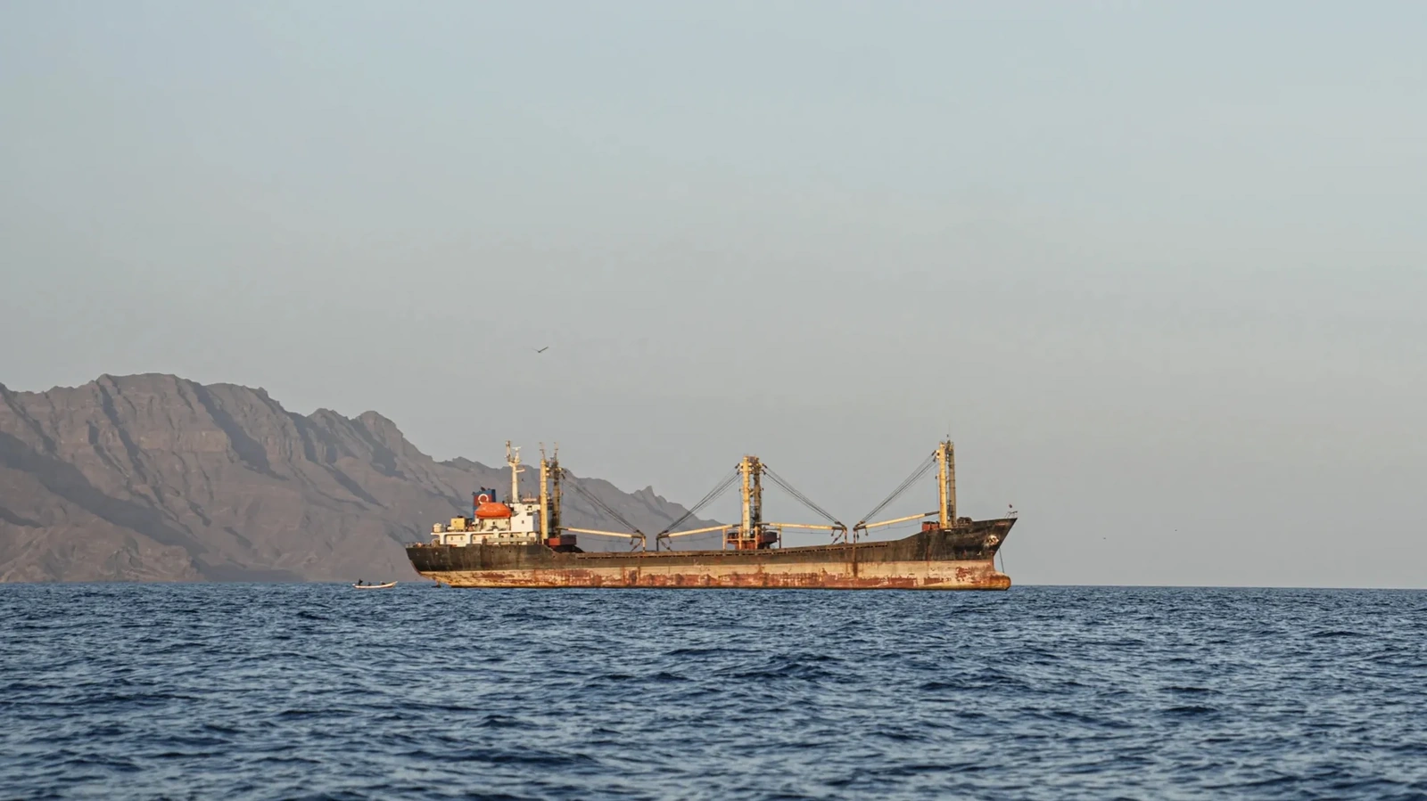 Quan chức châu Âu thúc giục Iran mở lại eo biển Hormuz