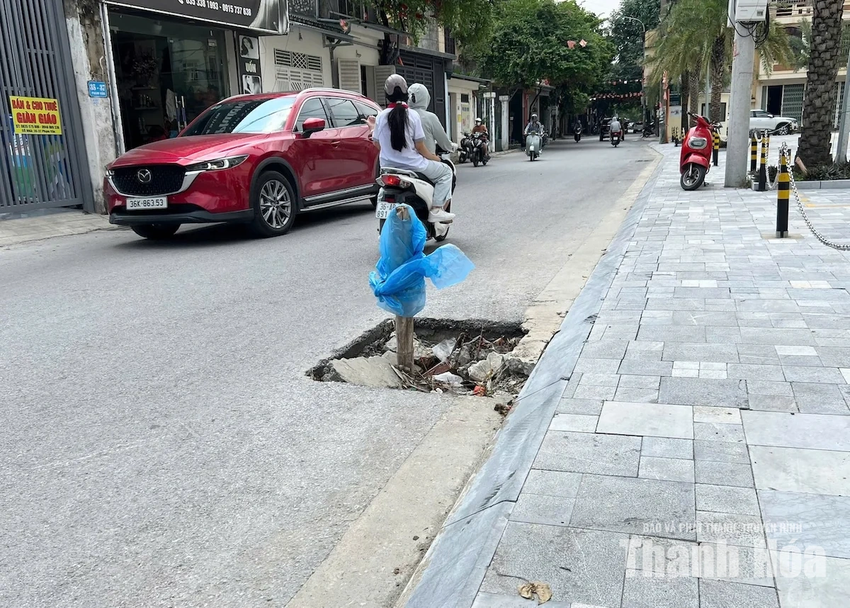 Hố ga, miệng cống mất nắp: “Cái bẫy” giữa đường ngập