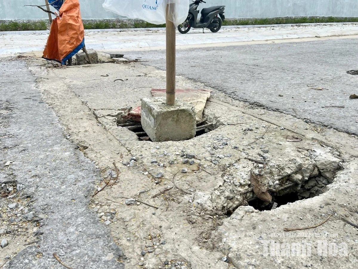 Hố ga, miệng cống mất nắp: “Cái bẫy” giữa đường ngập