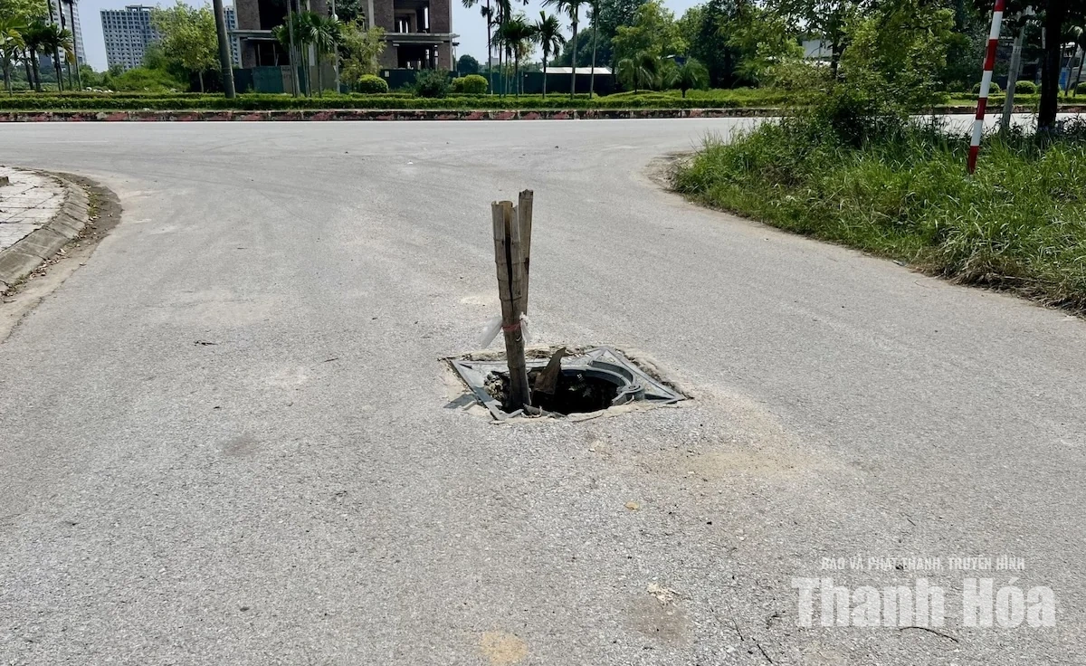 Hố ga, miệng cống mất nắp: “Cái bẫy” giữa đường ngập