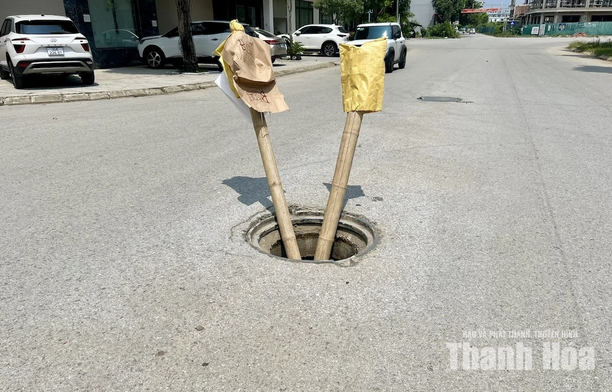 Hố ga, miệng cống mất nắp: “Cái bẫy” giữa đường ngập