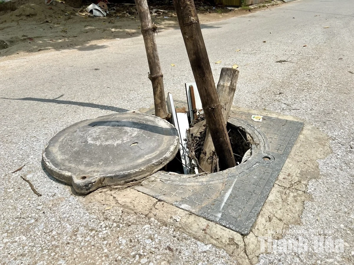 Hố ga, miệng cống mất nắp: “Cái bẫy” giữa đường ngập
