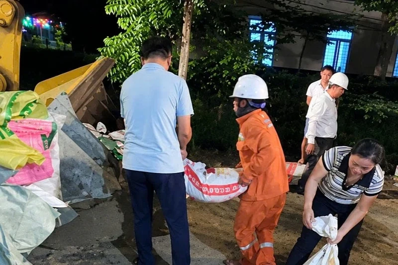 Điện lực Triệu Sơn xuyên đêm giữ điện cho các trạm bơm tiêu úng