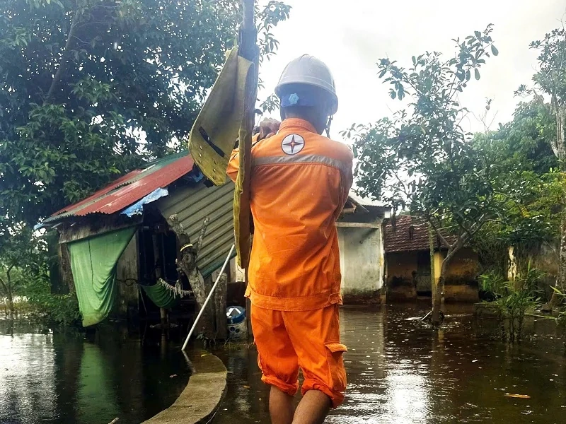 Điện lực Triệu Sơn xuyên đêm giữ điện cho các trạm bơm tiêu úng