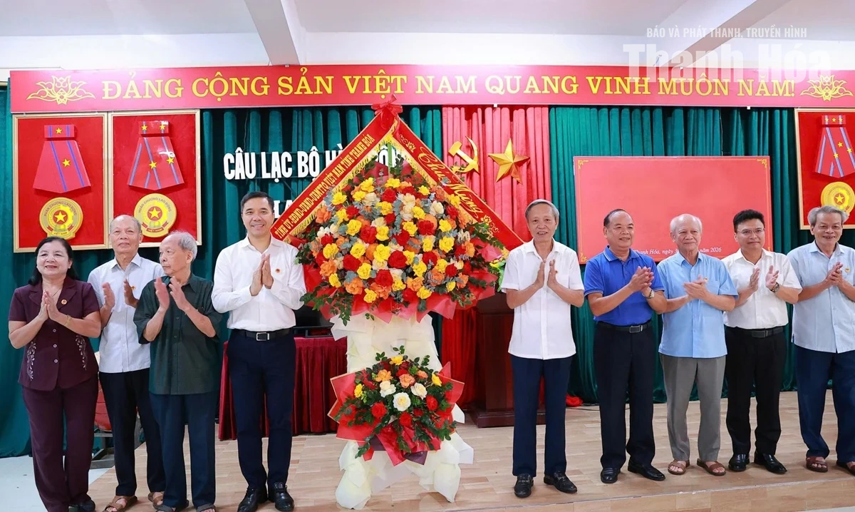 Phó Bí thư Thường trực Tỉnh ủy Nguyễn Hồng Phong thăm và trao đổi với hội viên Câu lạc bộ Hàm Rồng