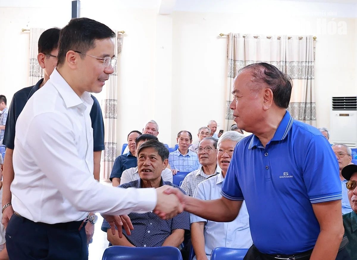 Phó Bí thư Thường trực Tỉnh ủy Nguyễn Hồng Phong thăm và trao đổi với hội viên Câu lạc bộ Hàm Rồng