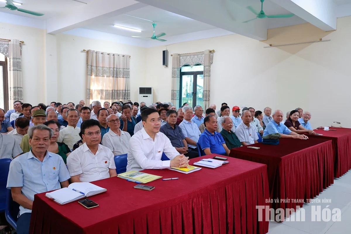Phó Bí thư Thường trực Tỉnh ủy Nguyễn Hồng Phong thăm và trao đổi với hội viên Câu lạc bộ Hàm Rồng
