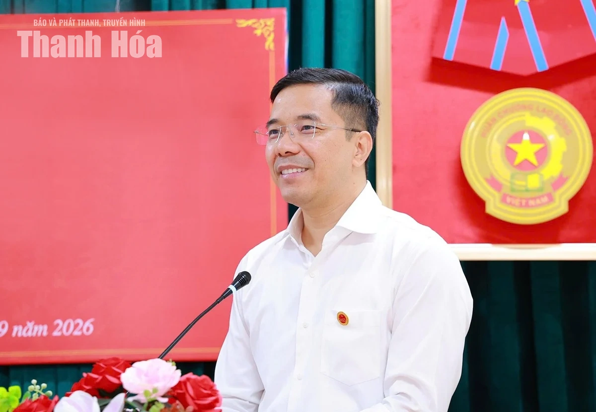 Phó Bí thư Thường trực Tỉnh ủy Nguyễn Hồng Phong thăm và trao đổi với hội viên Câu lạc bộ Hàm Rồng
