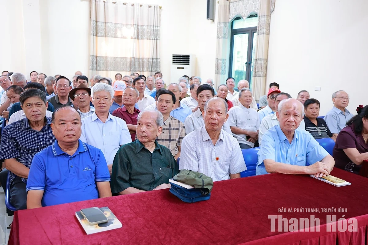 Phó Bí thư Thường trực Tỉnh ủy Nguyễn Hồng Phong thăm và trao đổi với hội viên Câu lạc bộ Hàm Rồng