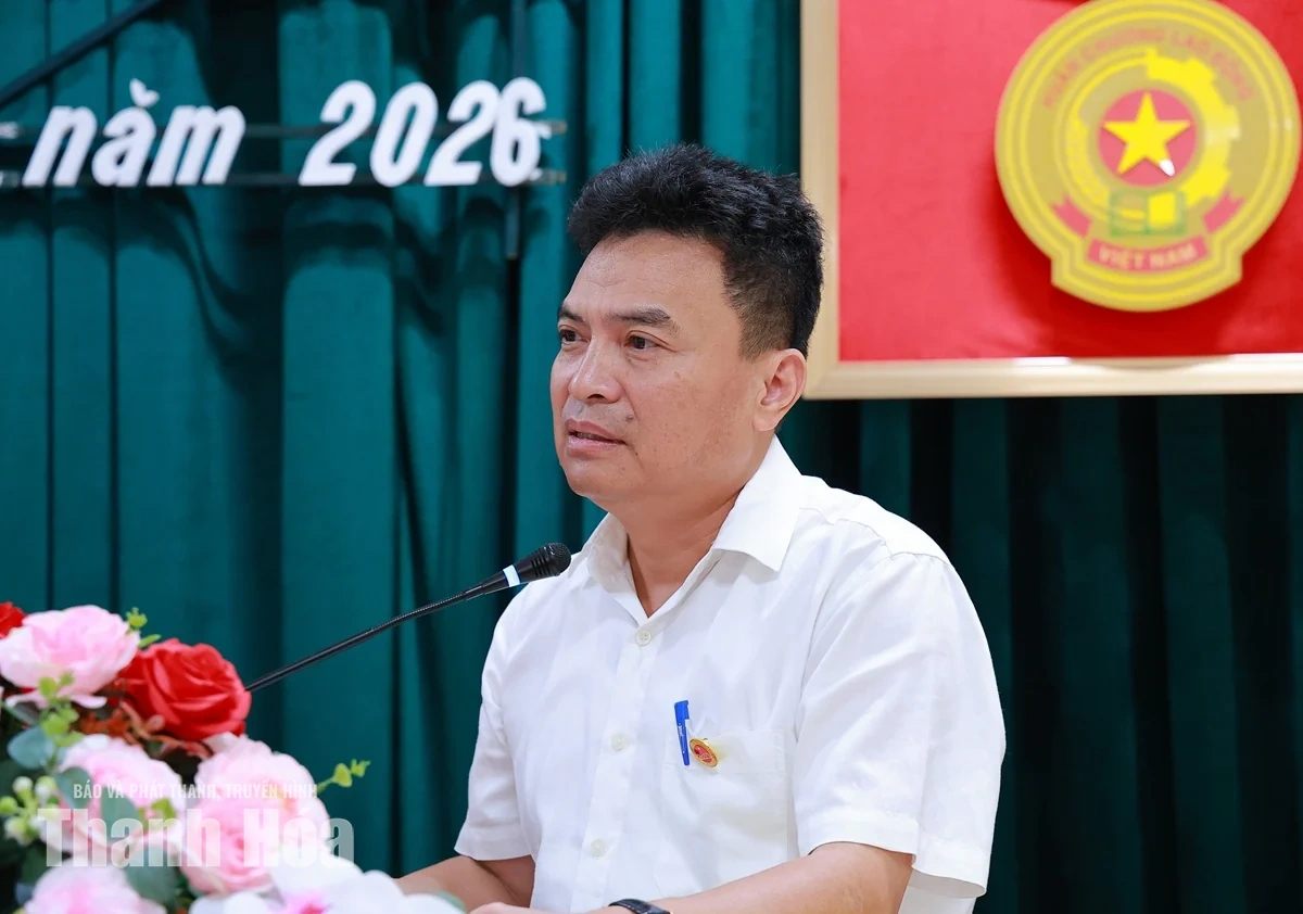 Phó Bí thư Thường trực Tỉnh ủy Nguyễn Hồng Phong thăm và trao đổi với hội viên Câu lạc bộ Hàm Rồng