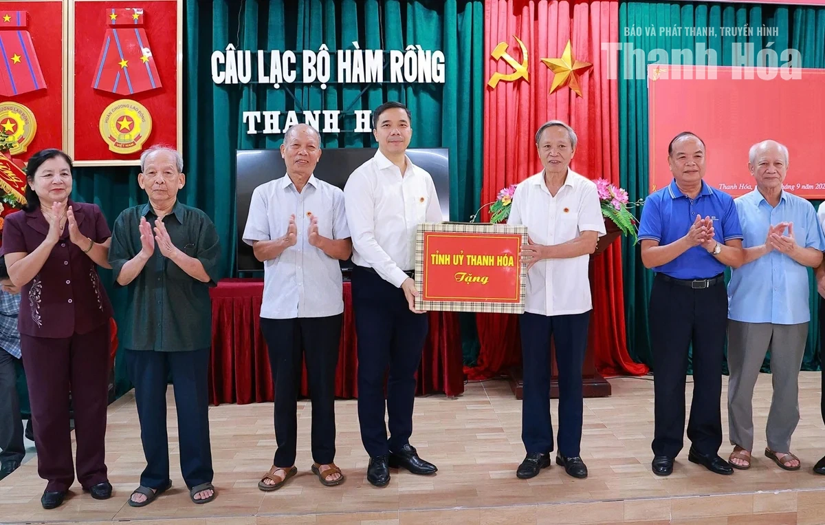 Phó Bí thư Thường trực Tỉnh ủy Nguyễn Hồng Phong thăm và trao đổi với hội viên Câu lạc bộ Hàm Rồng