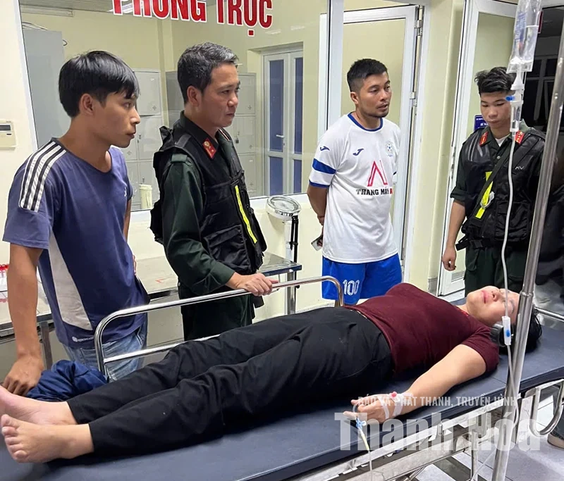 Cảnh sát cơ động kịp thời đưa người bị tai nạn đi cấp cứu
