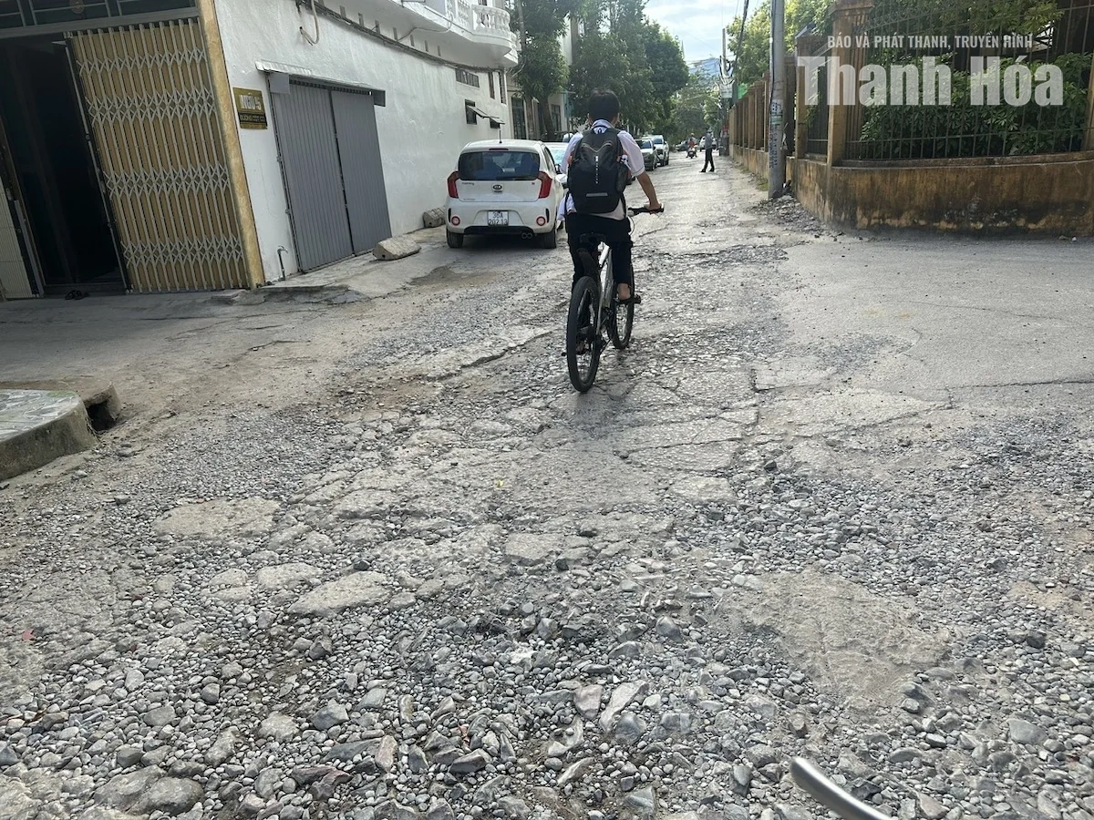 Nhiều tuyến đường xuống cấp giữa lòng đô thị Hạc Thành