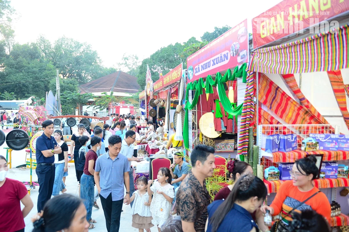 Sắc màu vùng cao hội tụ và lan tỏa tại Lễ hội Lam Kinh