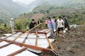 Dông lốc gây tốc mái nhà của người dân xã Mường Lý