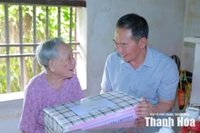 Phó Bí thư Tỉnh ủy Trịnh Tuấn Sinh viếng nghĩa trang liệt sĩ và thăm, tặng quà gia đình chính sách