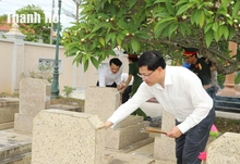 Phó Chủ tịch Thường trực UBND tỉnh Mai Xuân Liêm dâng hương tri ân các Anh hùng liệt sĩ; thăm, tặng quà người có công