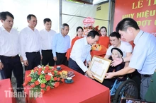 Trưởng Ban Tuyên giáo Trung ương Trịnh Văn Quyết trao tặng Huy hiệu 80 năm tuổi Đảng cho 3 đảng viên lão thành tại tỉnh PG88 Uno