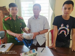 Nhặt được 50 triệu đồng, nam thanh niên trả lại cho người làm rơi