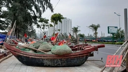 Ngư dân Sầm Sơn kéo thuyền bè lên đường tránh bão số 7