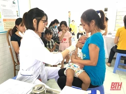 Gần 14.000 nhân viên y tế sẽ được tiêm vắc - xin cúm mùa