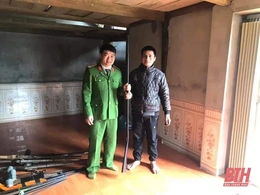 Công an huyện Bá Thước vận động Nhân dân giao nộp 47 súng tự chế