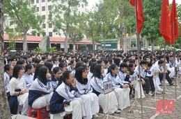 Trường THPT Hàm Rồng trao thưởng cho học sinh đoạt giải nhất Cuộc thi Khoa học - Kỹ thuật cấp Quốc gia và các danh hiệu học sinh giỏi