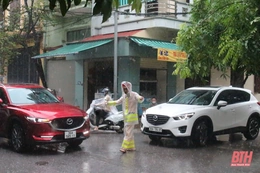 Lực lượng CSGT “đội mưa” phân luồng tại các điểm thi